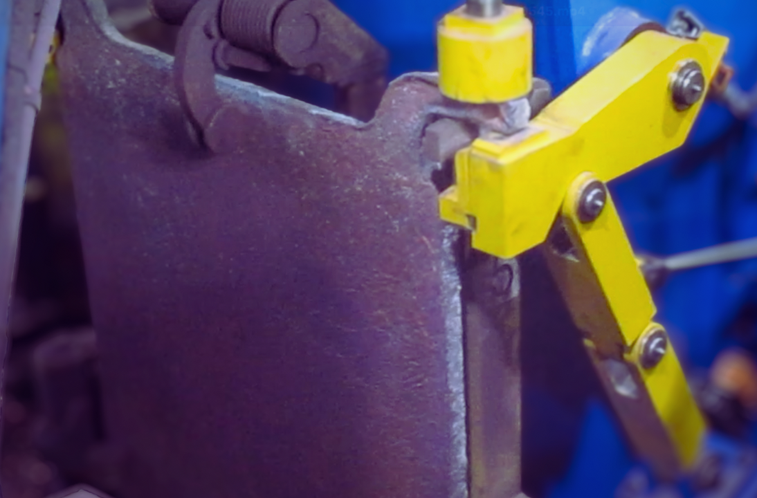 Innovación en el Prensado Automatizado de Ánodos: Una Solución a Medida para el Prensado de Orejas (Lug Press)